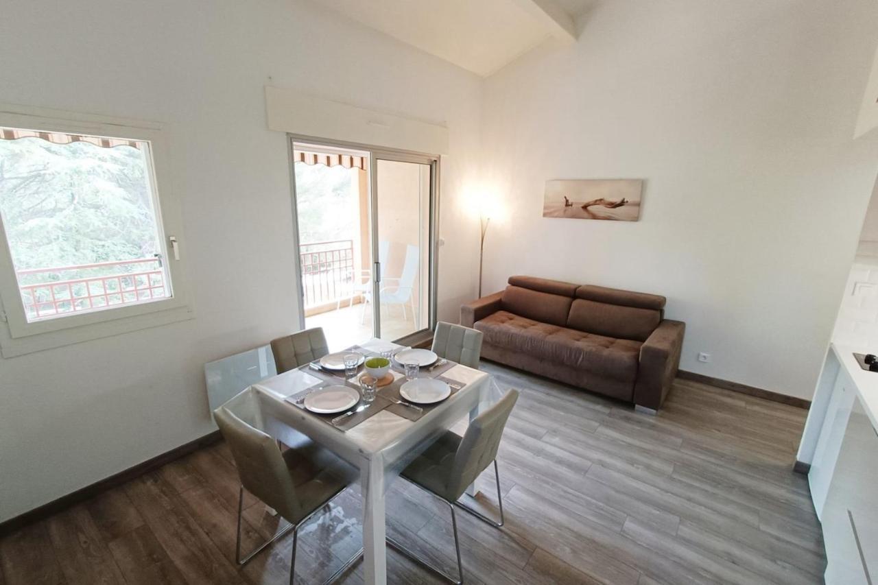 Spacious Sea View Apart At 50M From The Beach 방돌 외부 사진